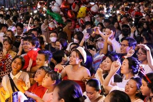 Biển người đổ về trung tâm TPHCM đón Giáng sinh