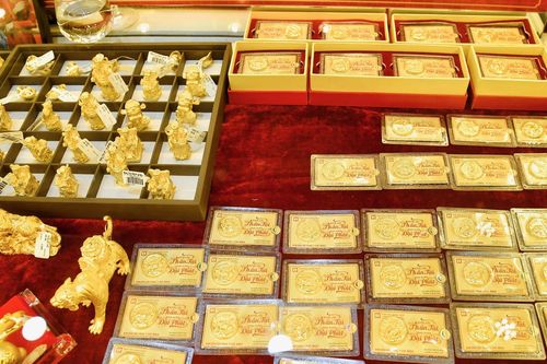 Giá vàng kỷ lục 77 triệu, có nên 'ôm' 4 tỷ tiền dưỡng già đi mua vàng?