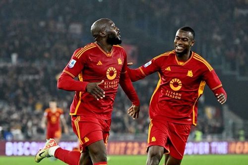 Lukaku lập công, Roma hạ Napoli ở trận cầu 'mưa thẻ'