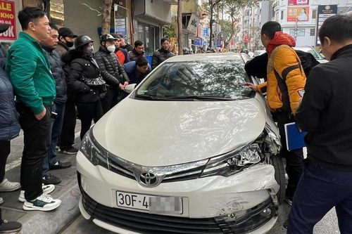 Tài xế ô tô có biểu hiện say xỉn, tông xe máy chở 5 người một nhà ở Hà Nội