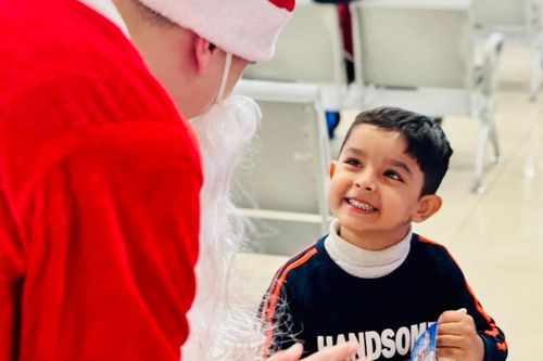 Hành khách bất ngờ được ông già Noel tặng quà ở sân bay Nội Bài