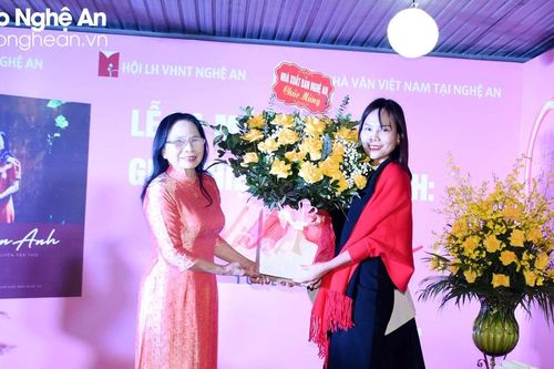 Ra mắt cuốn sách 'Vân Anh - Tuyển tập thơ'