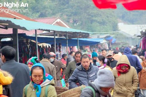Chợ phiên vùng biên Nghệ An chật kín người giữa cái rét căm căm
