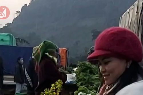 Rét dưới 5 độ, chợ phiên Nậm Cắn vẫn đông kín người