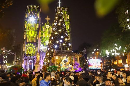 Hà Nội: 'Biển người' đổ về các nhà thờ trong đêm Giáng sinh năm 2023