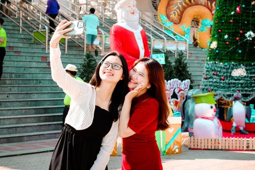 Giới trẻ đua nhau 'check-in' với cây thông gấu bông, ông già Noel 'khổng lồ'