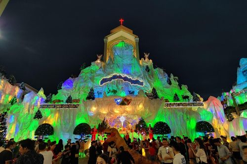 Người dân đổ về xóm đạo, nhà thờ vui chơi trong đêm Giáng sinh