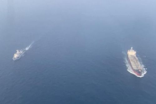 Hình ảnh tàu có thủy thủ Việt Nam được hộ tống sau khi bị UAV tấn công