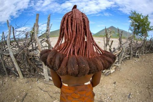 'Sởn da gà' trước kiểu làm đẹp có '1-0-2' của bộ tộc Himba