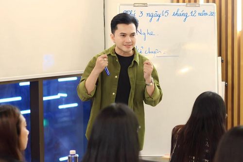 Nam ca sĩ Vbiz 39 tuổi ngồi giảng đường, 'đút túi' 3 bằng đại học và loạt cơ ngơi khủng