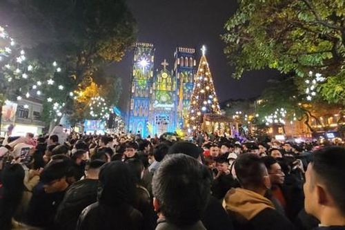 Hà Nội: Biển người đổ về khu vực quanh Nhà thờ Lớn đêm Noel, giao thông tê liệt dưới tiết trời giá lạnh