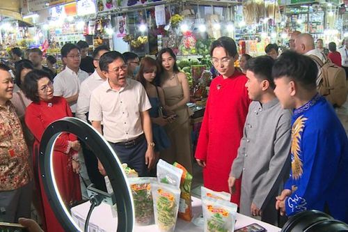Livestream bán hàng tại chợ: Cần chiến lược bài bản và dài hơi