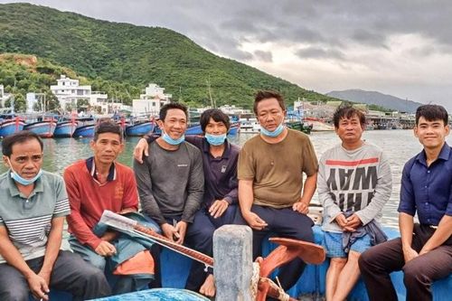 Khánh Hòa: Đưa 6 ngư dân gặp nạn trên biển vào bờ an toàn