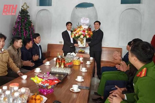 Lãnh đạo huyện Yên Định thăm, chúc mừng các giáo xứ trên địa bàn
