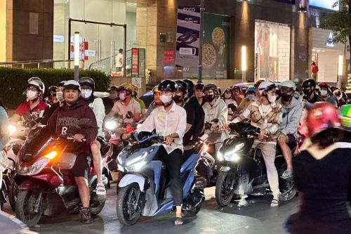 Người dân Biên Hòa xuống phố đón Giáng sinh