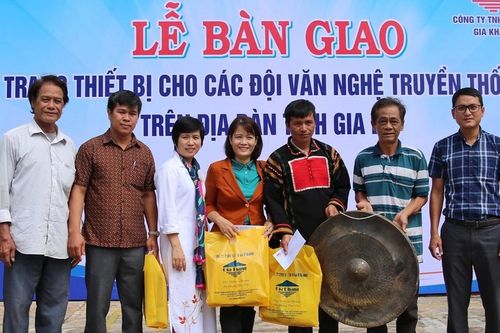 Tặng cồng chiêng để khuyến khích cộng đồng gìn giữ di sản