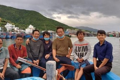 Đưa 6 ngư dân gặp nạn ở khu vực biển Hòn Mun vào bờ an toàn