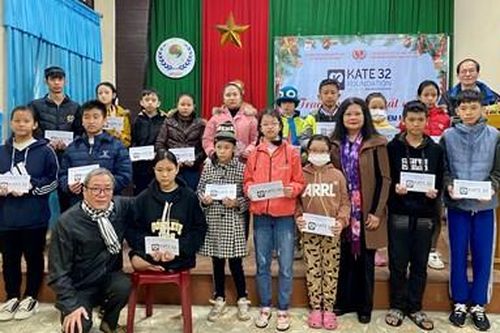 Quà 'ấm' cho học sinh mồ côi, khuyết tật