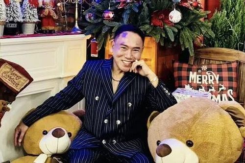 NTK Tony Phạm 'lên đồ' lịch lãm đón Giáng sinh