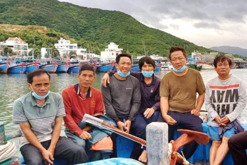 Đưa 6 ngư dân lâm nạn ở vùng biển Hòn Mun vào đất liền an toàn