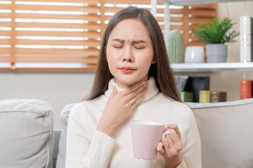 Năm nguyên nhân phổ biến gây đau họng vào buổi sáng