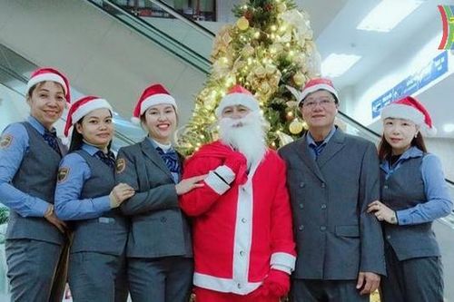 Ông già Noel bất ngờ xuất hiện trên các đoàn tàu