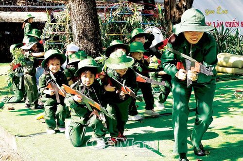 Khi bé là chiến sĩ