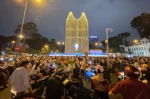 TPHCM: Các tuyến phố trung tâm đông nghịt người chào đón Giáng sinh