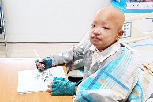 Điều ước Giáng sinh giản đơn của bé trai vừa được cứu sống nhờ tủy chị gái