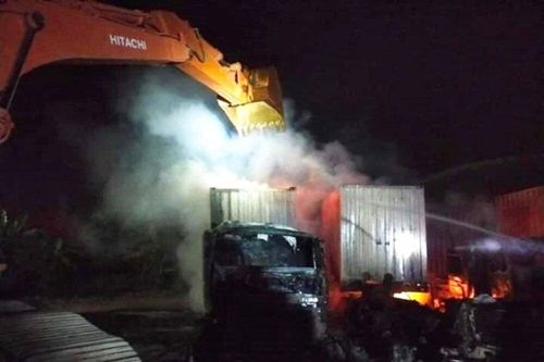 Hỏa hoạn thiêu rụi 4 xe container ở Hải Phòng