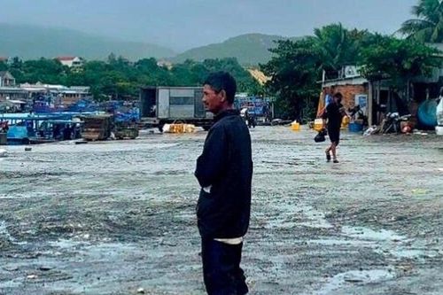 5 ngư dân Phú Yên mất tích: Người cha khắc khoải hướng về biển, đợi con trở về