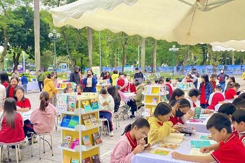 Thí điểm mô hình thư viện lưu động giữa công viên