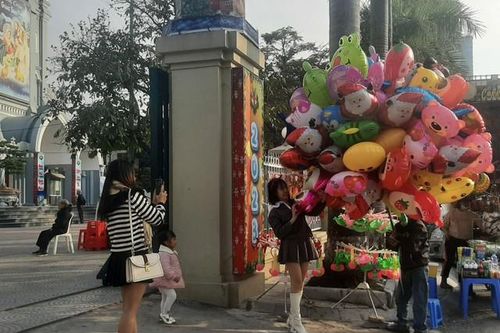 Nhà thờ Chính tòa Thanh Hóa trang hoàng lộng lẫy, thu hút nhiều bạn trẻ đến check-in