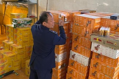 Hơn 200 thùng nước giải khát hết hạn sử dụng, tiểu thương ở Hà Nội vẫn công khai bày bán