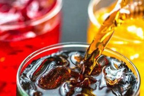 Hàng trăm thùng nước giải khát hết hạn 'suýt' đến tay người dùng