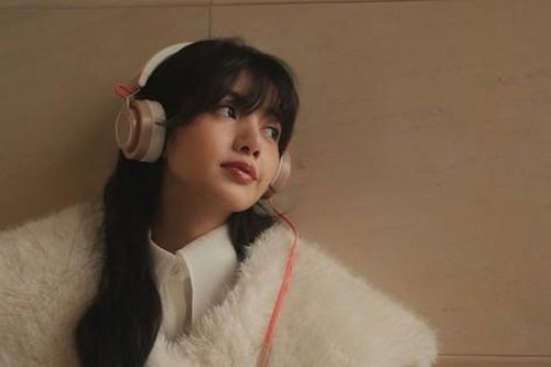 Lisa BLACKPINK phát quà X'Mas ngập sự xinh đẹp, lập kỷ lục chưa từng có tại K-Pop