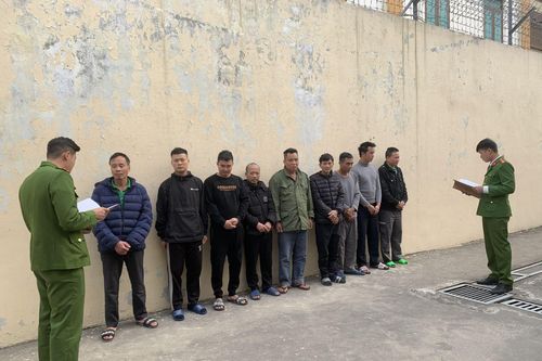 Bắt quả tang nhóm công nhân tụ tập đánh bạc