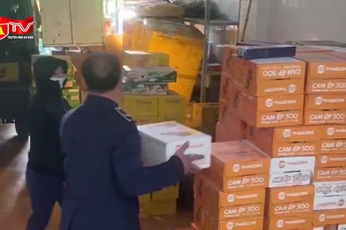 Hàng trăm thùng nước giải khát hết hạn sử dụng vẫn được bày bán