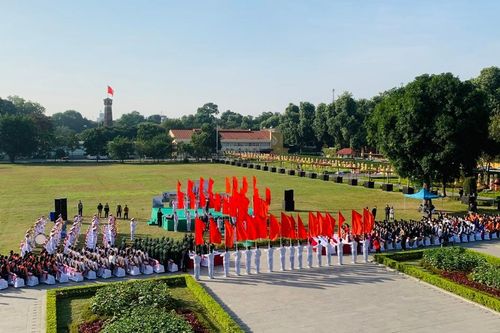 Học sinh, người dân Thủ đô tái hiện Lễ chào cờ lịch sử