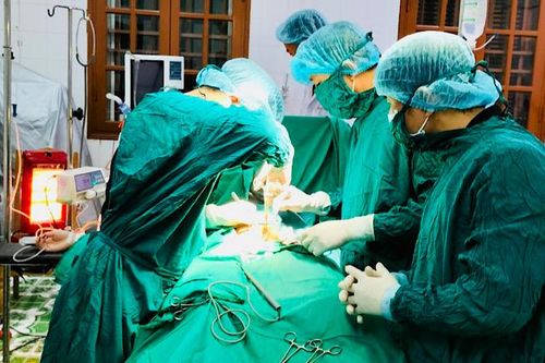 Mổ cấp cứu kịp thời, cứu sống bệnh nhân trên đảo Bạch Long Vĩ