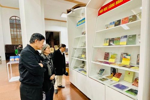 Trưng bày sách về 70 năm văn học công nhân