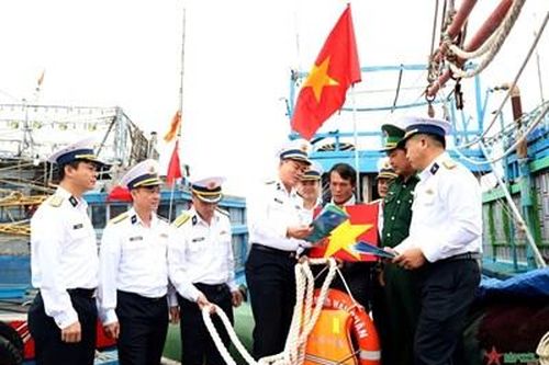 Vùng 3 Hải quân thăm, tặng quà ngư dân, con ngư dân được nhận đỡ đầu