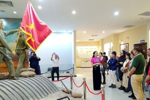 Thắp thêm tình yêu lịch sử