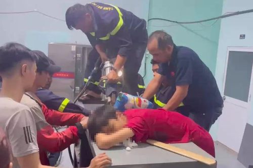 TPHCM: Cứu thiếu niên bị kẹt tay trong máy trộn bột