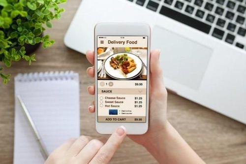 Đọc được ghi chú của khách, bà chủ cứu một mạng người