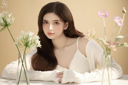 'Bông hồng lai' 2 dòng máu đẹp như tiên trong tranh là ai?