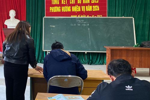 Phối hợp với già làng, trưởng bản vận động người dân tham gia lớp xóa mù chữ