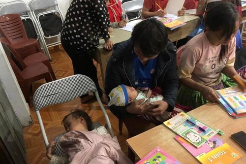 Địu con đến lớp học chữ