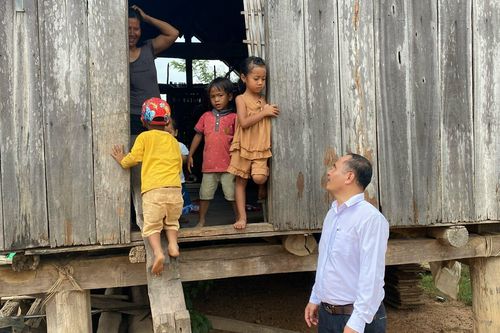 Kinh nghiệm vận động người mù chữ ra lớp ở Đắk Lắk
