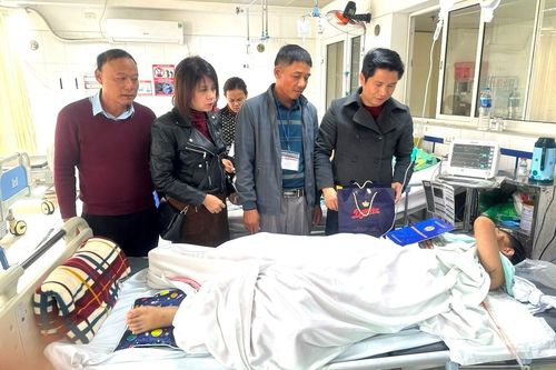 Ngành Giáo dục Hà Nội thăm nữ sinh vụ sập trần trường học ở Nghệ An